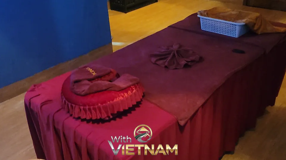 킹 로고가 있는 마사지 베드