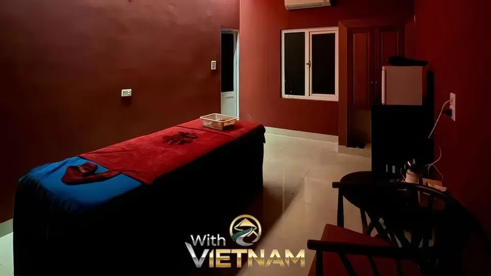 붉은 벽으로 된 마사지 룸 전경