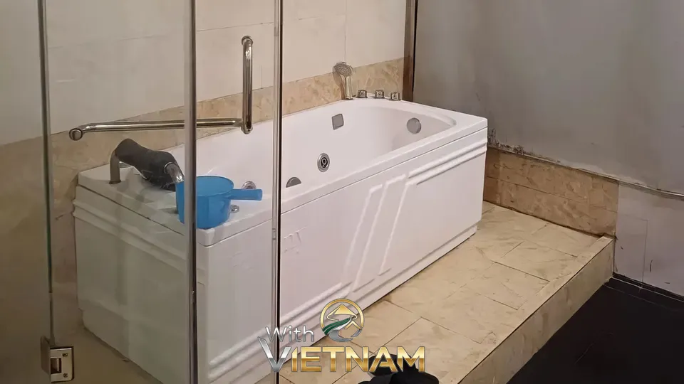 흰색 욕조가 있는 마사지 룸 욕실