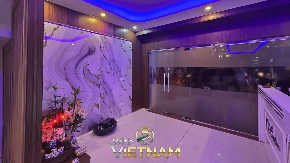 푸른 조명의 대리석 벽과 입구