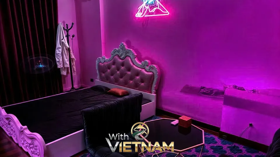 보라색 조명과 네온사인이 있는 침실