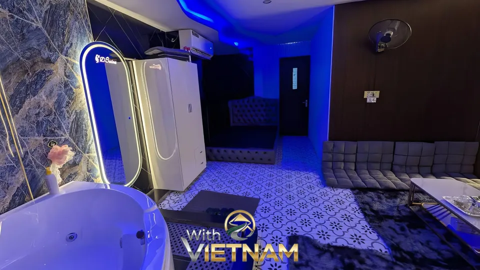 파란색 조명의 욕조와 샤워 부스