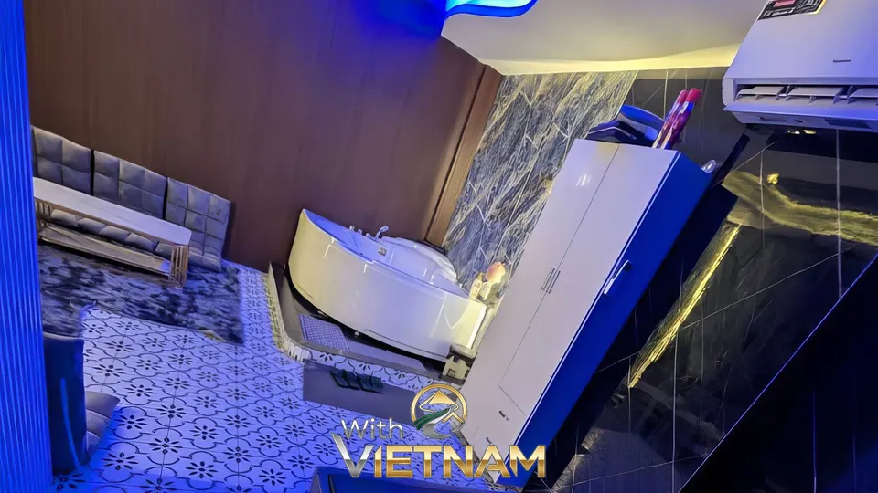 흰색 욕조와 소파가 있는 스파 룸