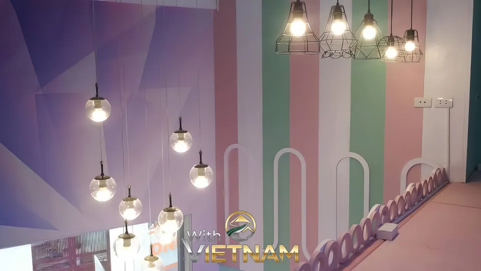 분홍색 줄무늬 복도와 펜던트 조명