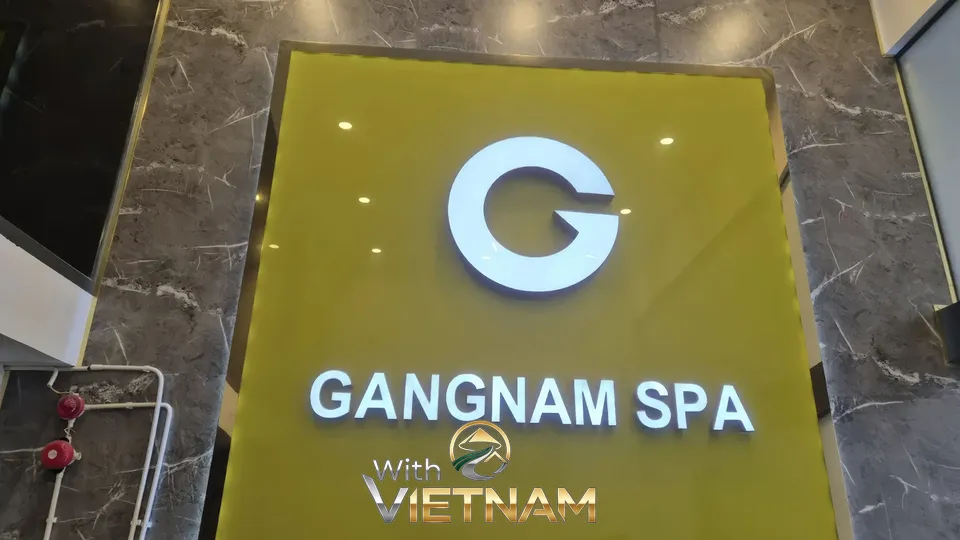 강남스파의 노란색 조명 로고 간판