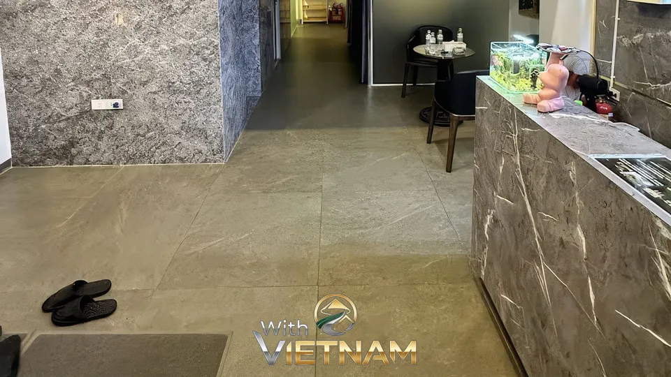 대리석 바닥과 안내데스크가 있는 로비