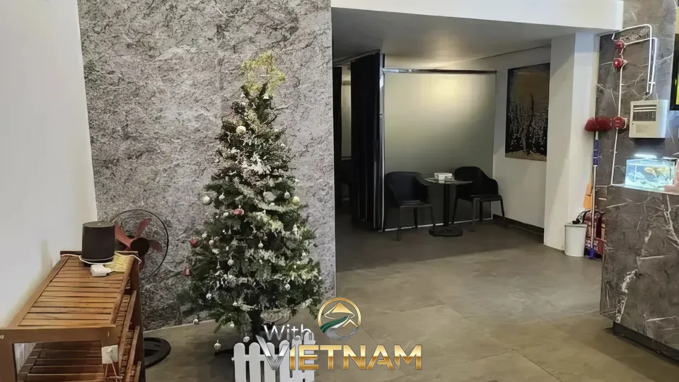 대기 공간에 놓인 크리스마스 트리