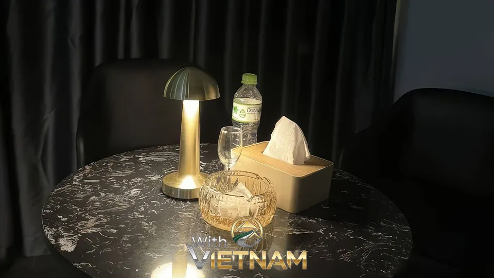 램프와 물병이 놓인 검은색 테이블