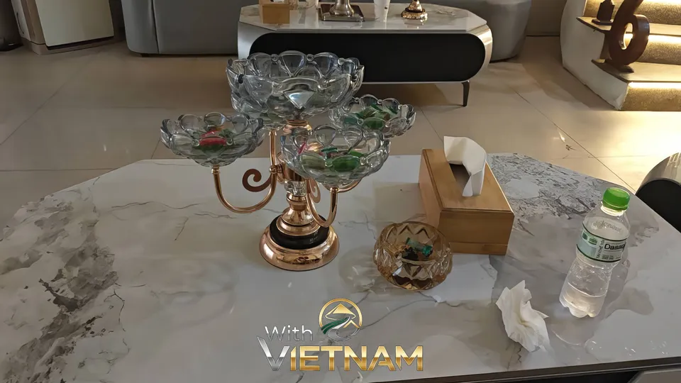 대리석 테이블 위의 장식품과 물병