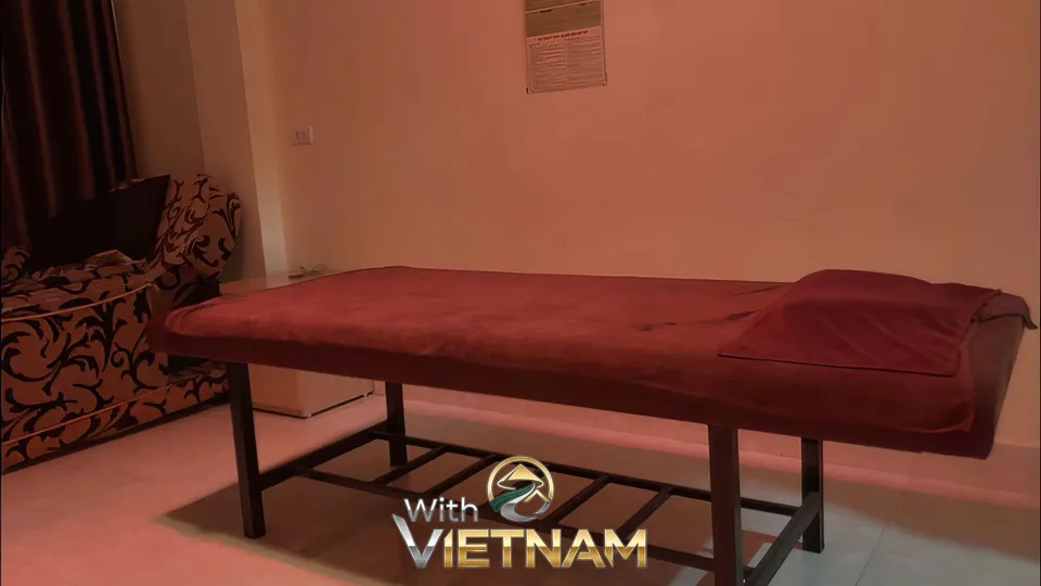 붉은색 시트가 깔린 마사지 침대