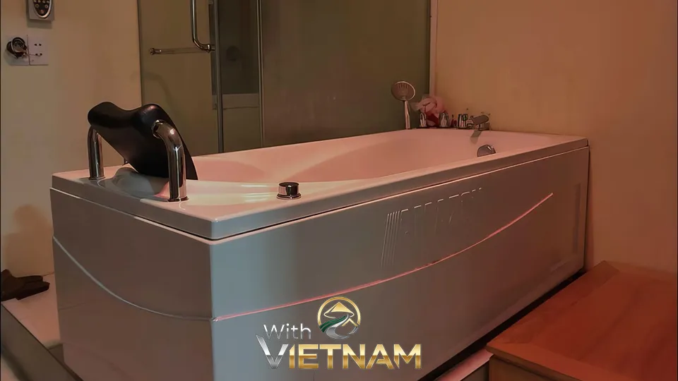 긴 흰색 욕조와 은색 수도꼭지