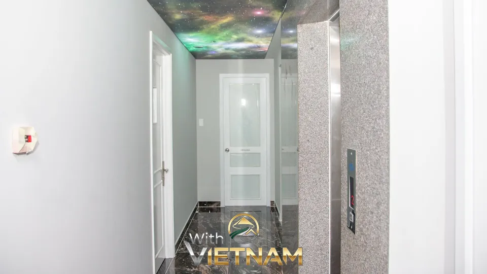 은하수 천장과 엘리베이터가 있는 복도