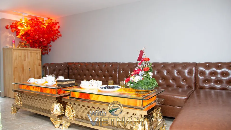 갈색 가죽 소파와 화려한 테이블