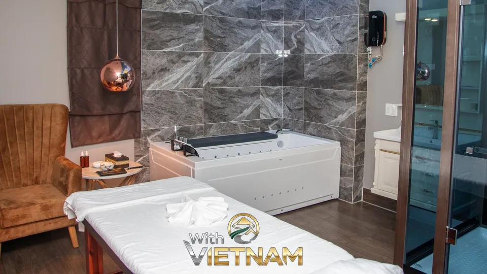 마사지 침대와 흰색 욕조가 있는 룸