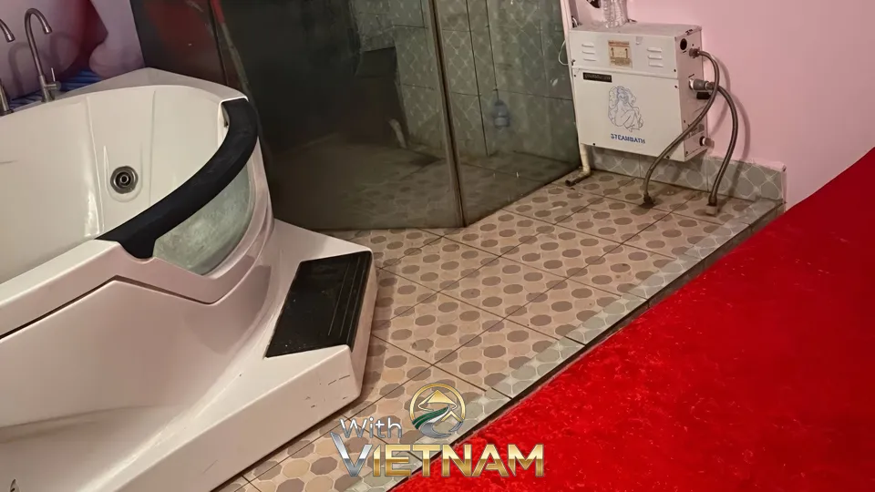 마사지 룸의 흰색 욕조와 빨간 매트