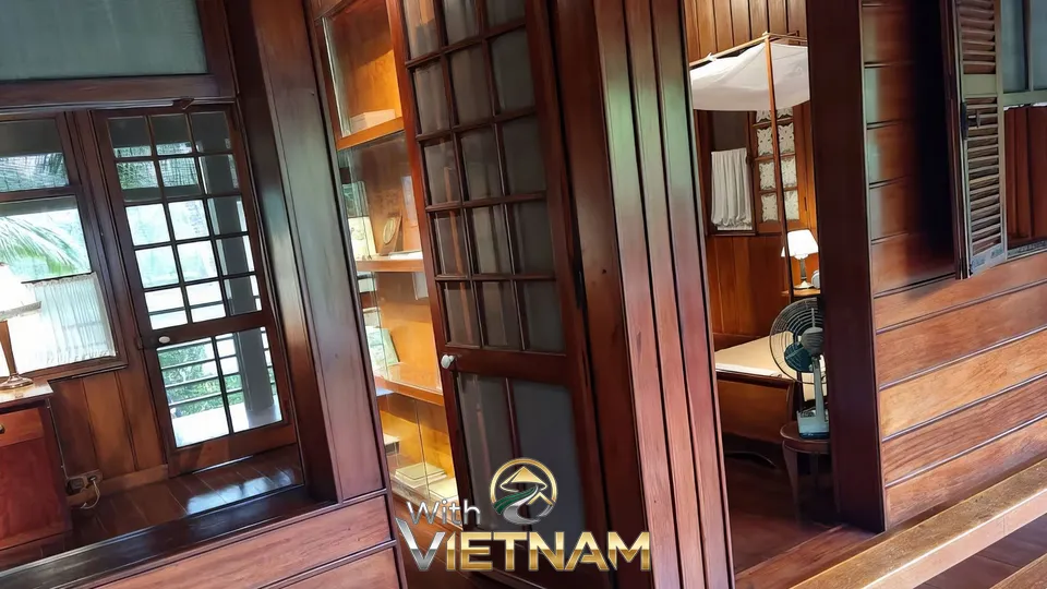 나무로 인테리어된 베트남 전통가옥