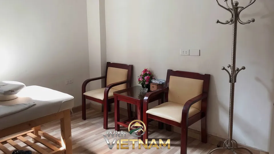 마사지 베드 옆 의자와 코트랙