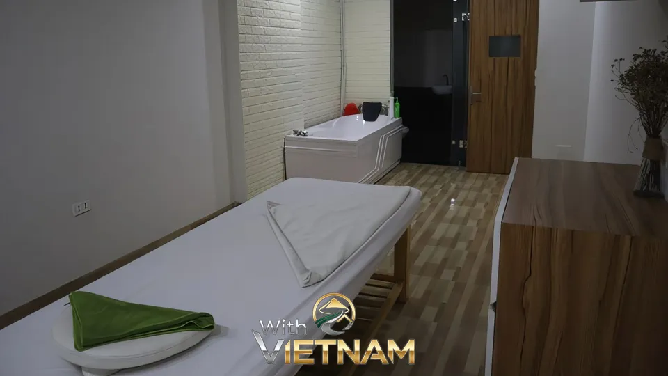 흰색 벽과 자쿠지가 있는 마사지 룸