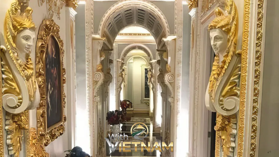 화려한 조각상으로 장식된 복도