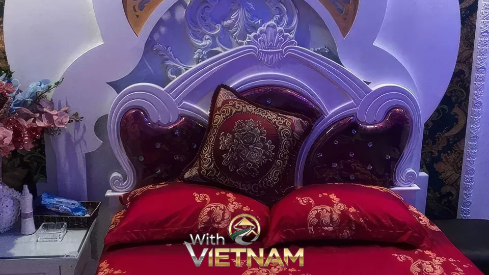 화려한 헤드보드와 붉은 침구