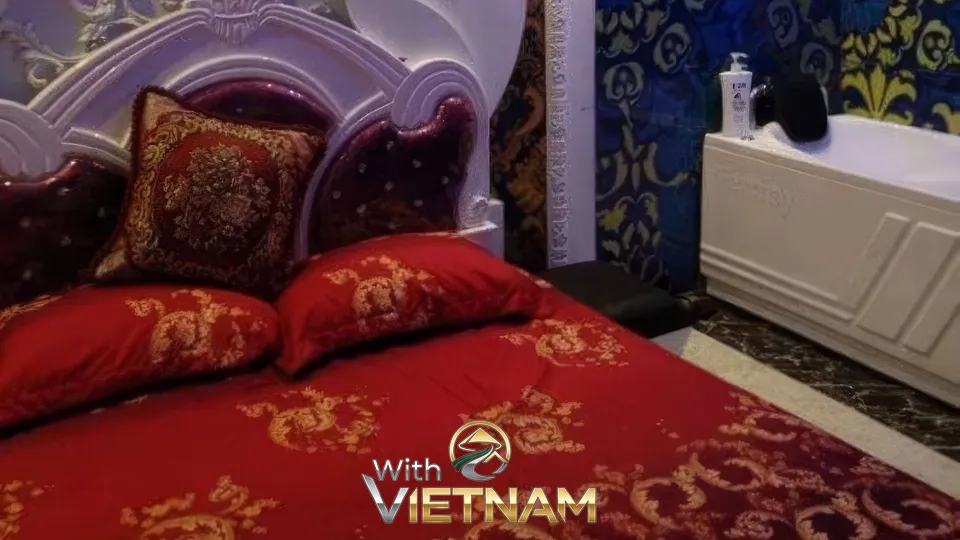 붉은 침구의 침대와 흰색 욕조