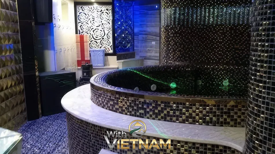 모자이크 타일로 장식된 원형 욕조