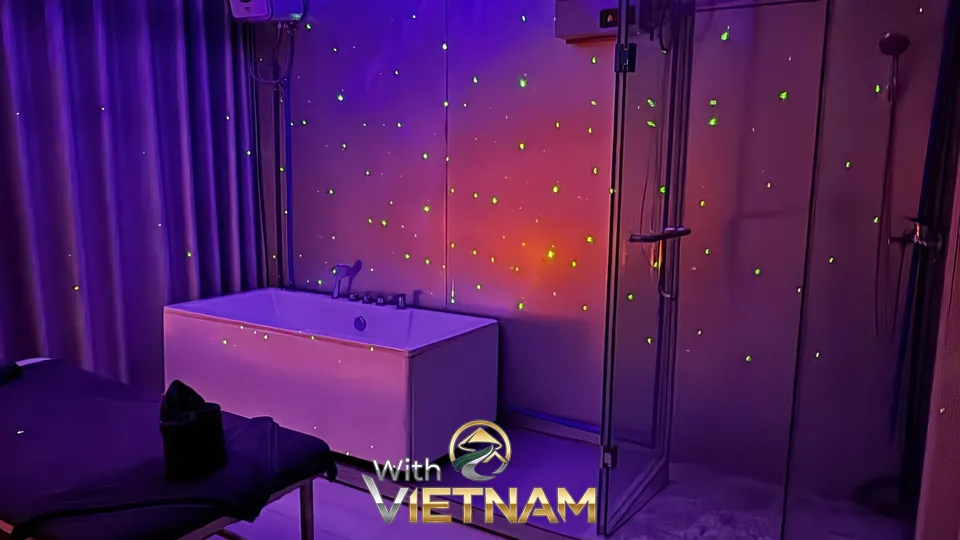 보라색 조명과 욕조 샤워부스가 있는 방