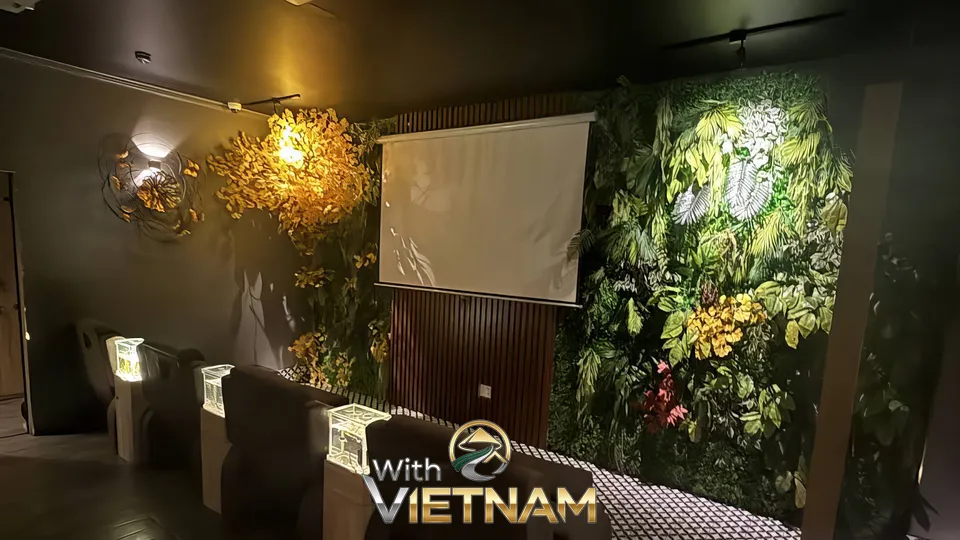 프로젝터 스크린과 녹색 식물 벽