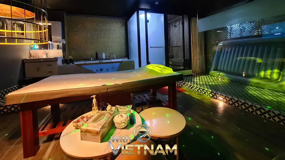 녹색 조명과 편안한 마사지 베드