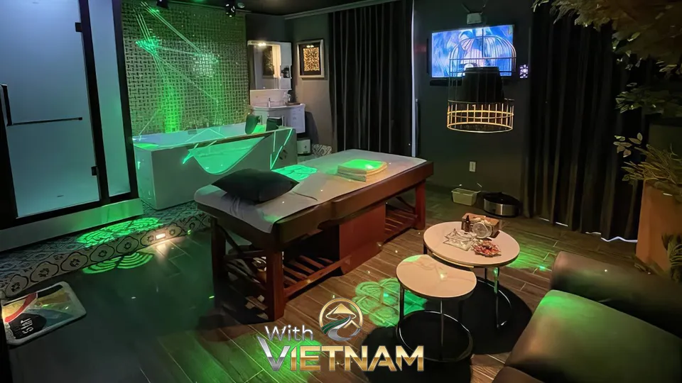 넓은 욕조와 녹색 조명의 마사지실