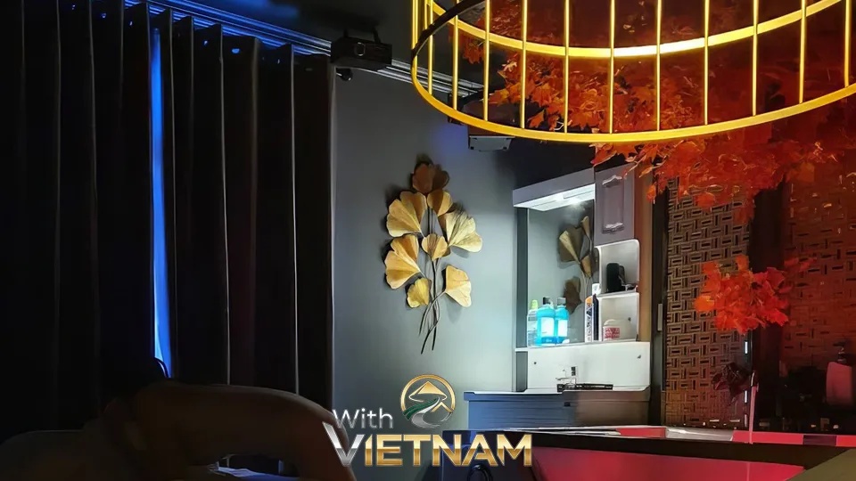 금색 장식 조명 아래 마사지 공간