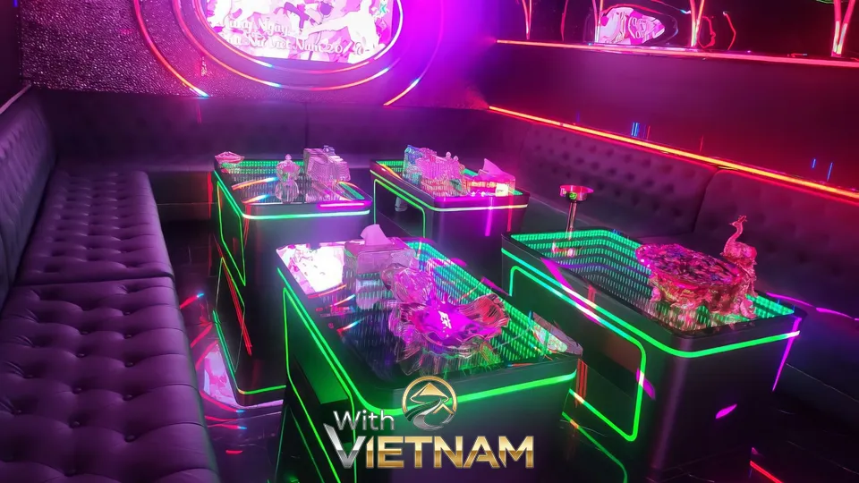 야광 테이블이 있는 클럽 라운지