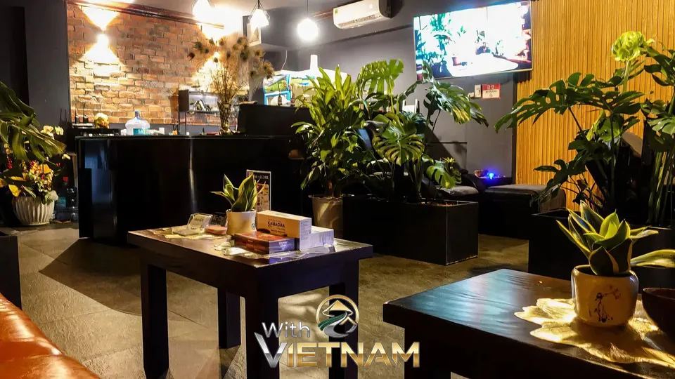 편안한 소파와 식물이 있는 로비