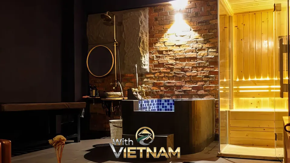 온수 욕조와 사우나 공간