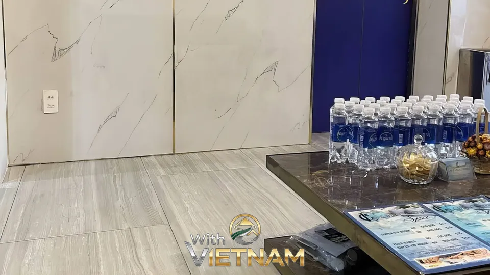 스파 카운터 위 생수와 가격표