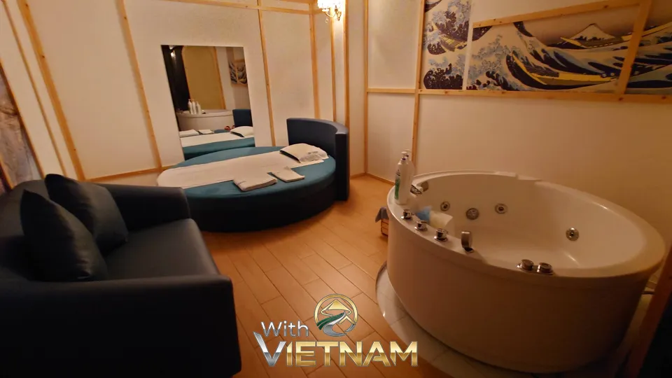 스파 룸 내부 침대와 자쿠지