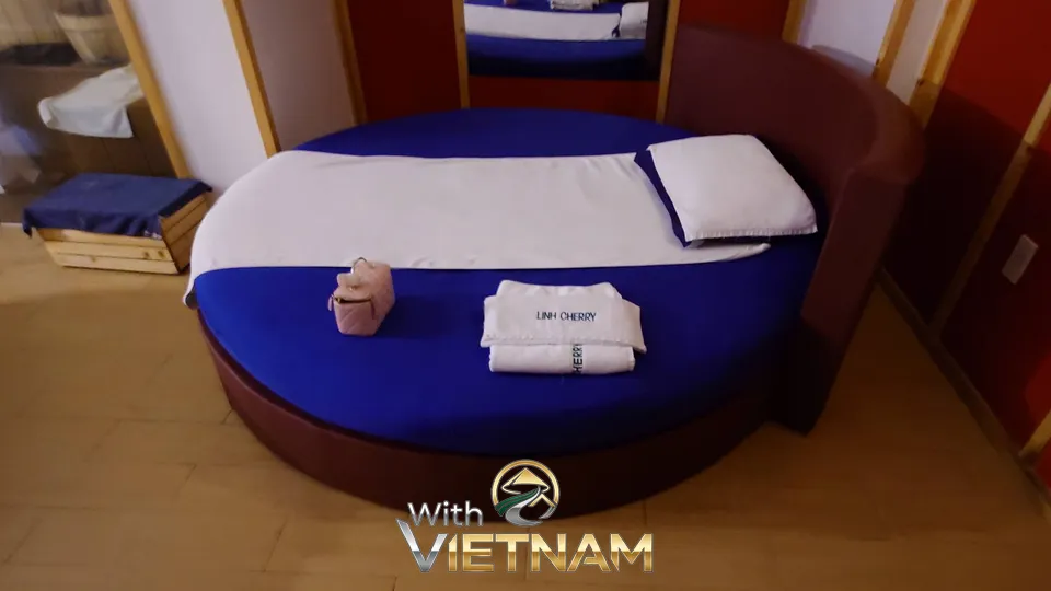 파란 시트가 깔린 원형 침대