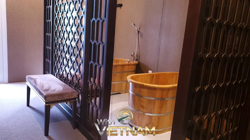 스파룸에 있는 나무 욕조 두 개