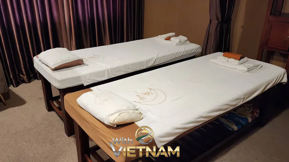 두 개의 마사지 침대가 있는 방