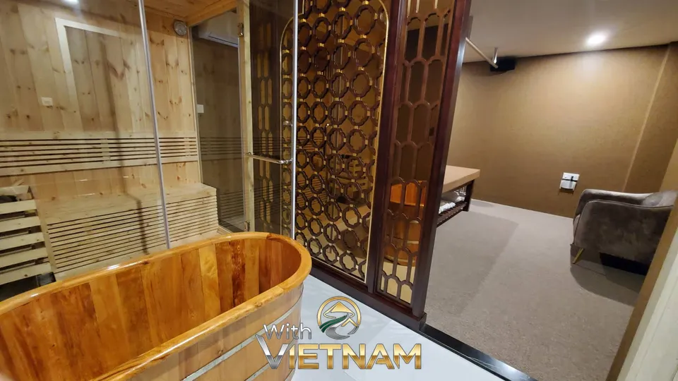 나무 욕조가 있는 욕실 내부