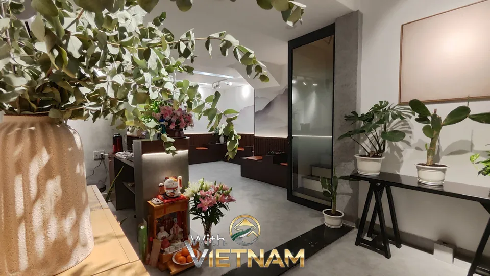 화분과 식물로 장식된 스파 내부