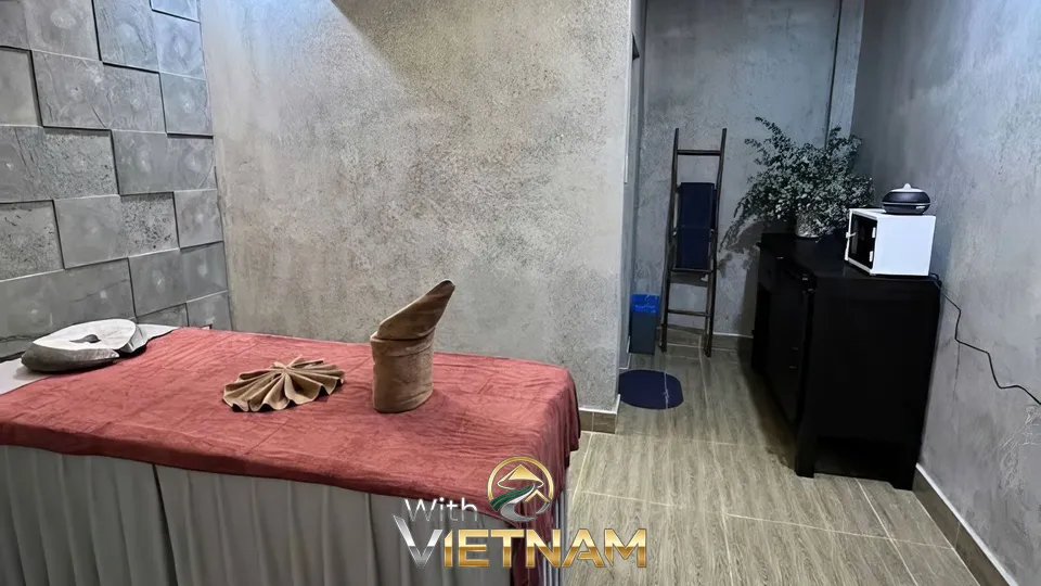 붉은 시트가 깔린 마사지 베드