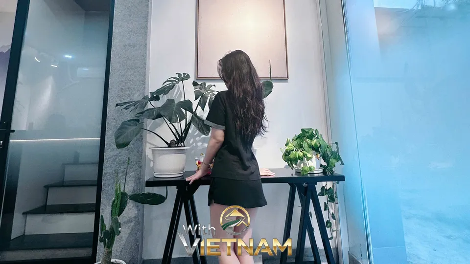 화분 옆에 서 있는 모네 스파 직원