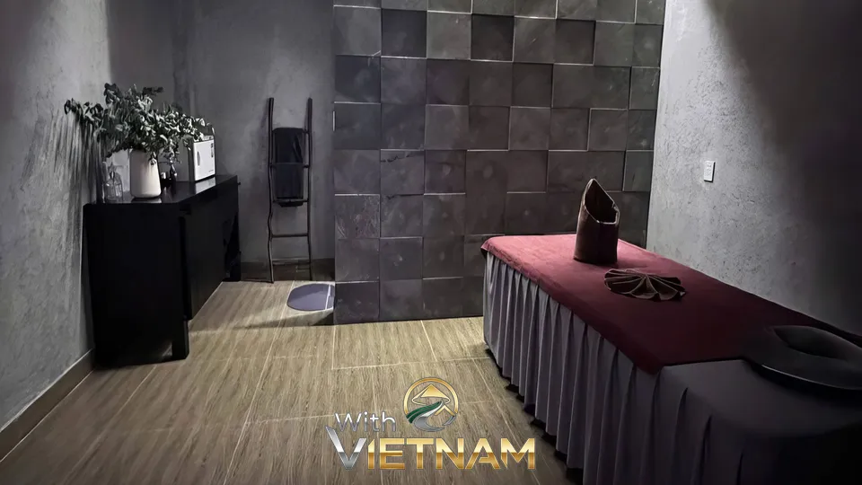 회색 타일 벽과 마사지 베드