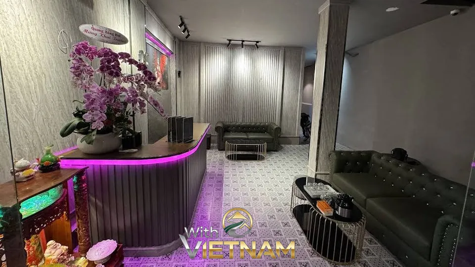 보라색 조명과 소파가 있는 로비