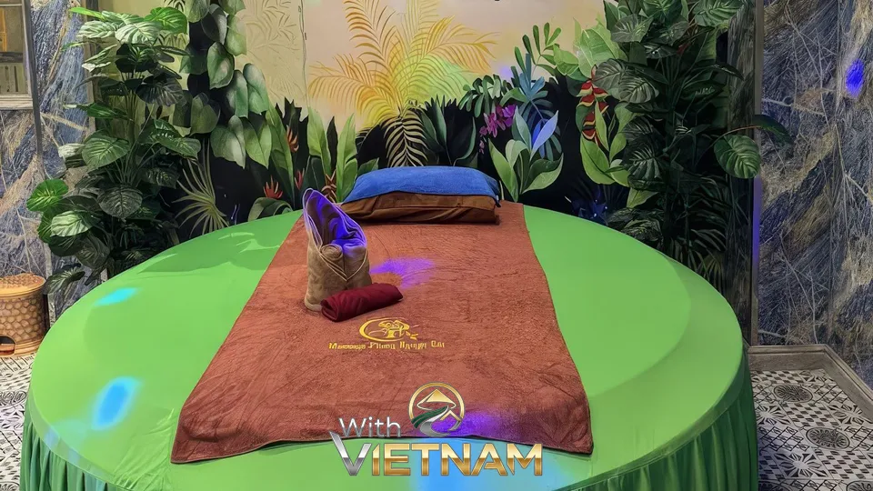 열대 식물 벽화와 둥근 녹색 침대