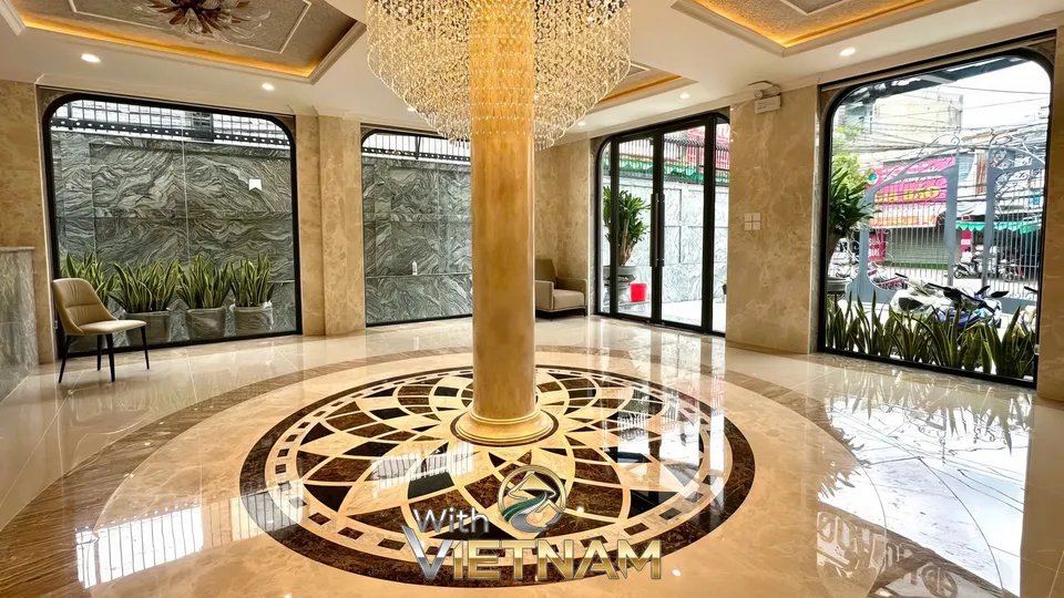 샹들리에가 있는 고급스러운 로비