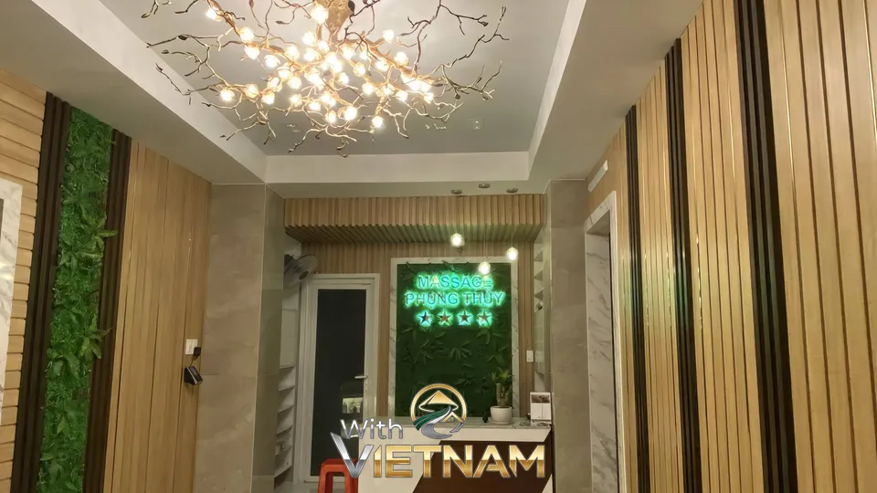 네온사인과 녹색 식물 벽이 있는 공간