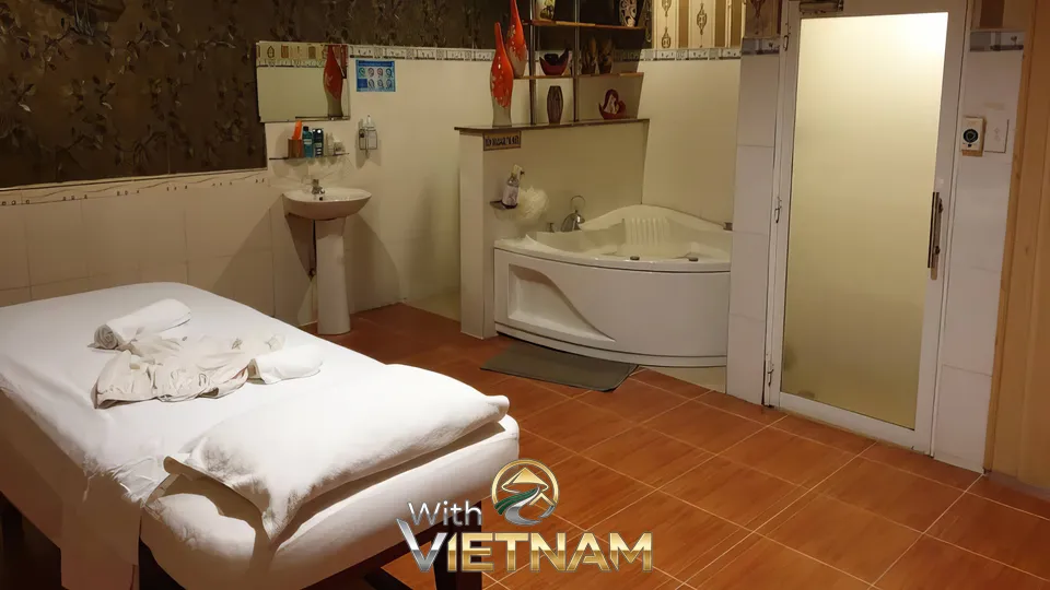 마사지 침대와 욕조가 있는 방