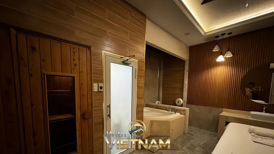 나무 벽으로 된 마사지실과 욕조